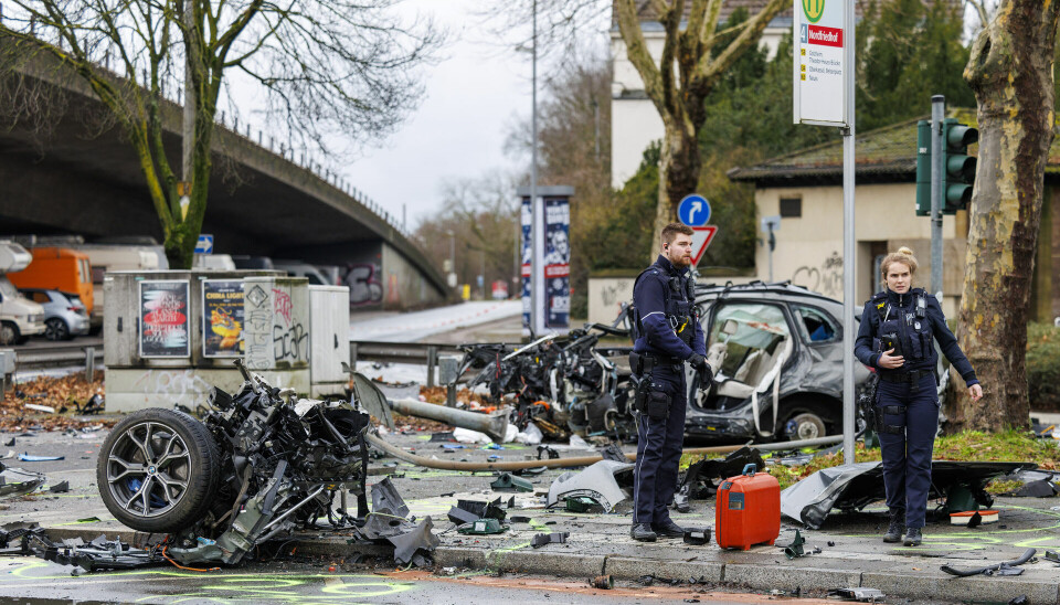 BMW'en (i baggrundfen) blev totalt smadret ved ulykken. I forgrunden til venstre ses en del af frontakslen fra bilen.