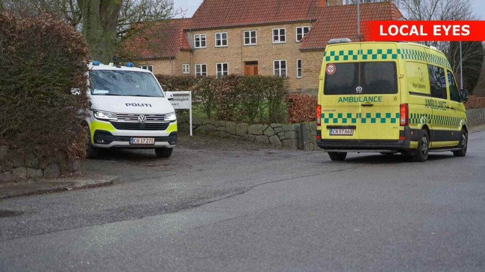 Politiet er søndag eftermiddag massivt til stede i Søndersø på Fyn.
