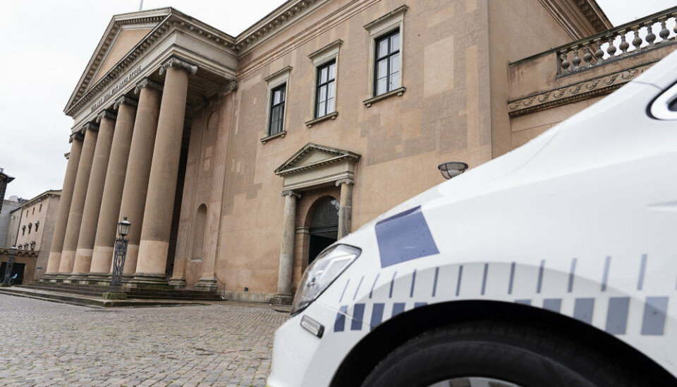 En 23-årig mand er foreløbigt varetægtsfængslet, mens politiet undersøger en mulig voldtægt på et hotel på Amager natten til søndag.