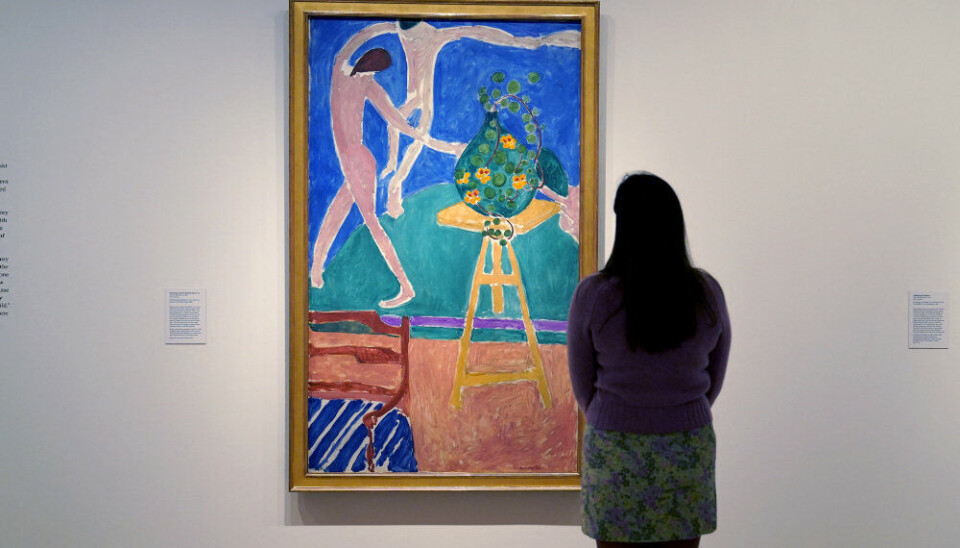 En museumsgæst kigger på Henri Matisses værk 'Nasturtiums with the Painting 'Dance' (I)' på kunstmuseet MoMA i New York.