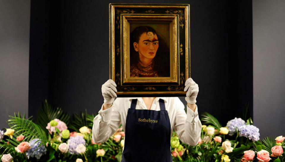 En medarbejder viser den mexicanske kunstner Frida Kahlos selvportræt 'Diego y yo', på dansk 'Diego og mig', frem ved en auktion i auktionshuset Sotheby's i det centrale London. Værket blev solgt for 34,8 millioner dollar, hvilket svarer til 251 millioner danske kroner.