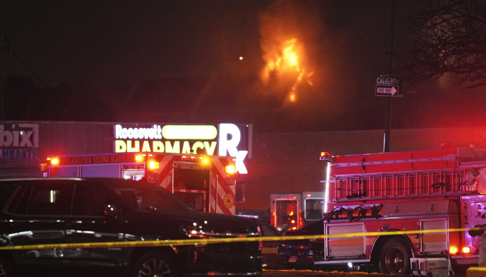 Flammer har bredt sig efter et flystyrt i byen Philadelphia i USA.