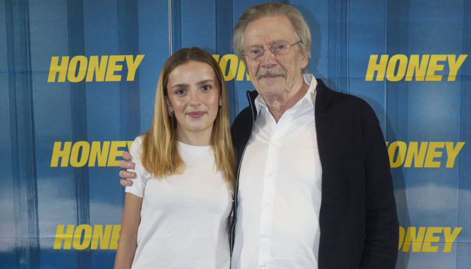 Jesper Christensen spiller overfor 14-årige Selma i 'Honey'