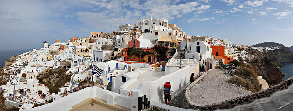 En lang række mindre jordskælv har mandag morgen ramt havet og omkringliggende øer ved den græske ferieø Santorini.