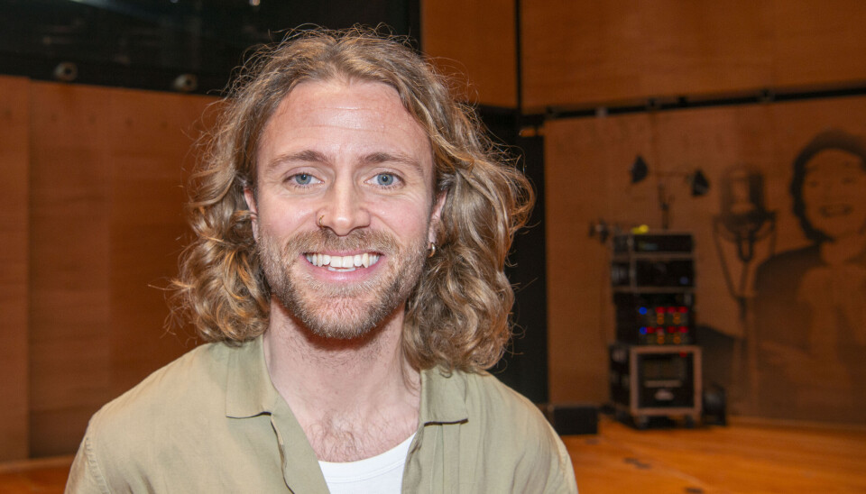Tim Schou præsenterer sangen 'Proud', når Dansk Melodi Grand Prix vises på DR 1. marts.