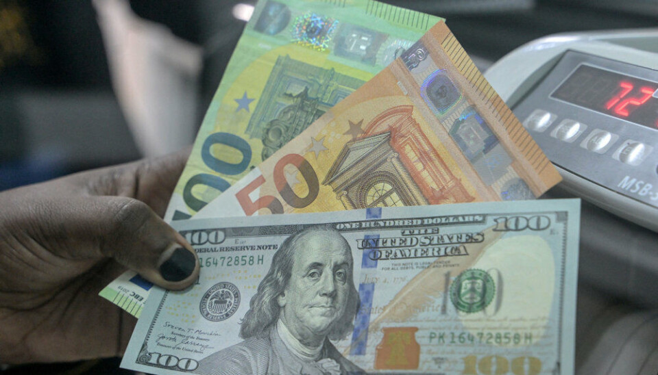 Det kan være svært at veksle danske kroner i udlandet. En mulighed er at medbringe euro eller dollar, så du har nogle kontanter, hvis du skulle få brug for dem.
