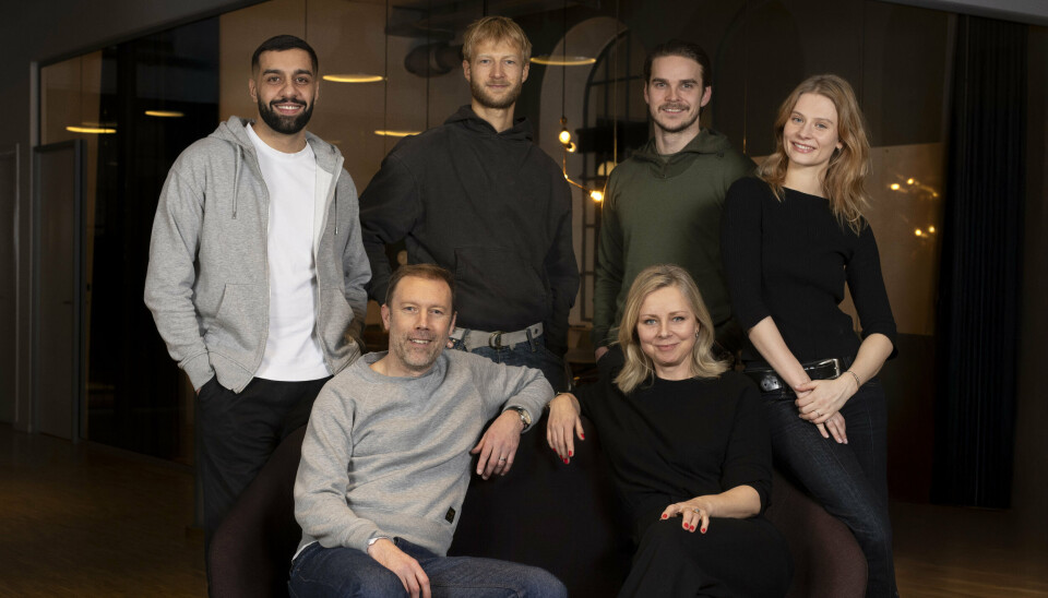 I foråret 2026 ventes en ny søndagsserie at få premiere på DR. Her medvirker fra venstre: Soheil Bavi, Gustav Giese, Marco Ilsø, Clara Rosager, Jakob Cedergren og Lena Maria Christensen.