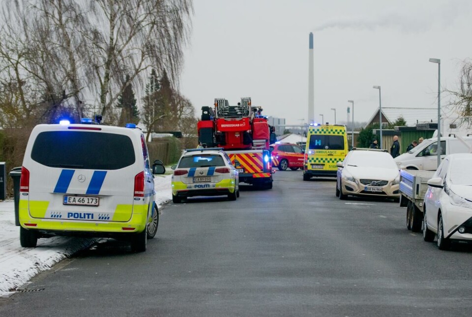 Politi og redning er til stede ved en alvorlig arbejdsulykke på Hybenvænget.