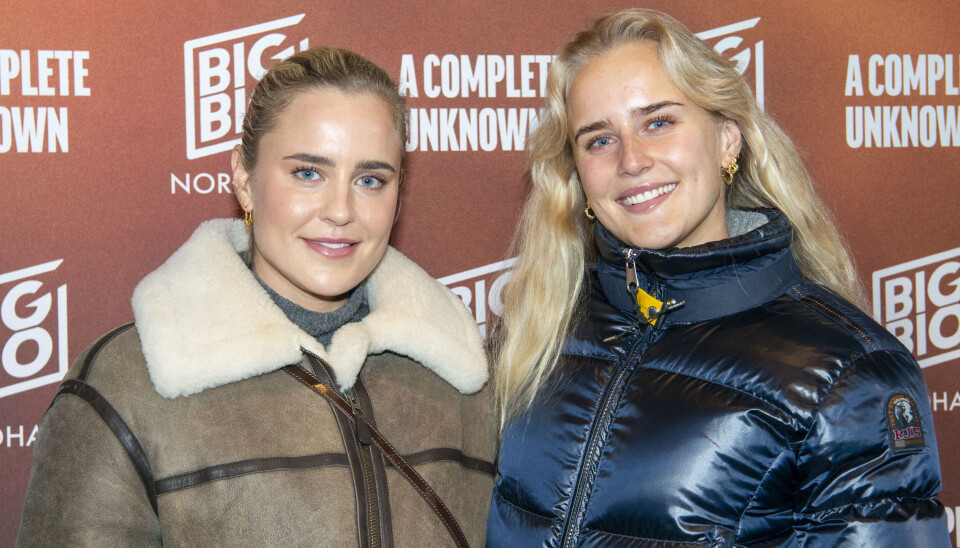 Sarah Bro med svømmesøsteren Signe Bro, 26.