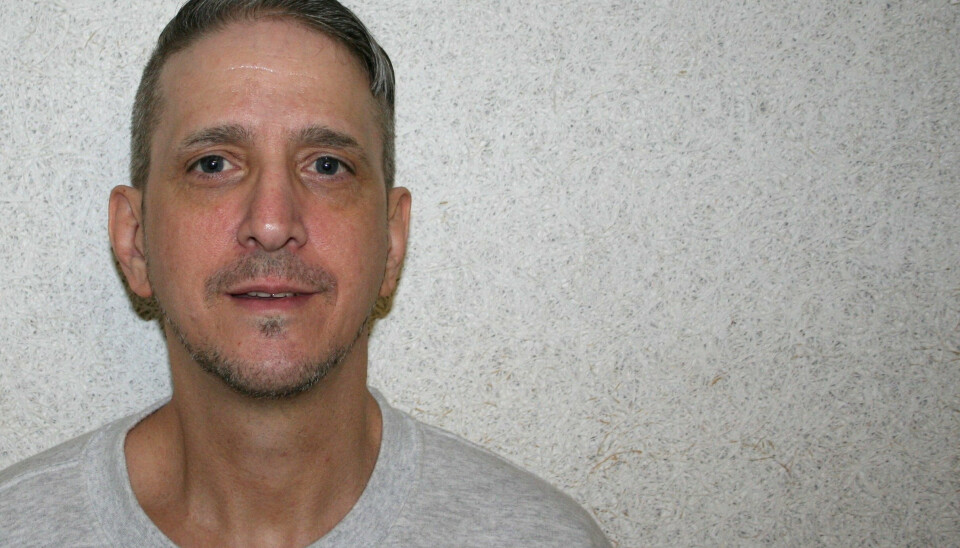 Richard Glossip, som er dømt til døden for at have bestilt drabet på sin tidligere chef i 1997, får en ny retssag, fordi der var alvorlige problemer ved den oprindelige, fastslår USA's højesteret. Billedet er taget af Glossips advokat på dødsgangen i Oklahoma i 2016.