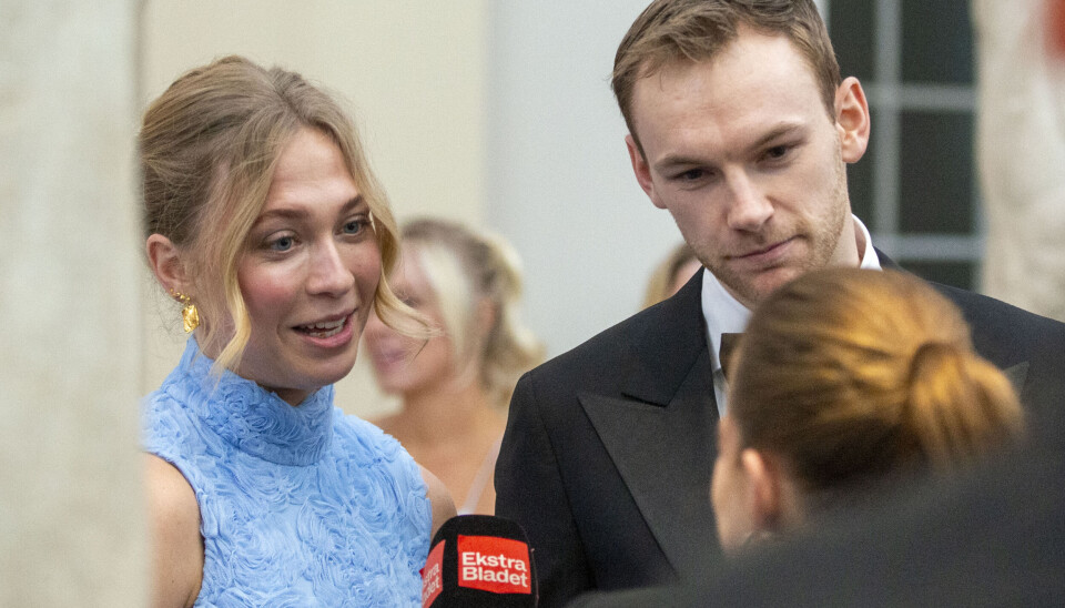 Mathias Gidsel med kæresten Katrine på vej til hofbal.