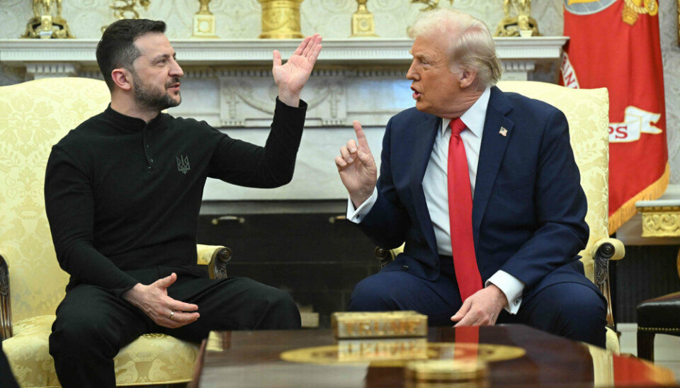 Bølgerne gik højt mellem Donald Trump og Volodymyr Zelenskyj ved et møde i Det Hvide Hus fredag. Nu forlyder det, at Trump sætter den amerikanske militærstøtte til Ukraine på pause.