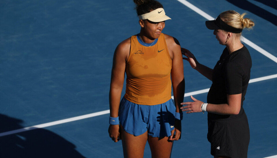 Naomi Osaka (til venstre) og Clara Tauson (til højre) stod over for hinanden i Auckland tidligere på året. Her vandt japaneren første sæt, før hun måtte trække sig med en skade.