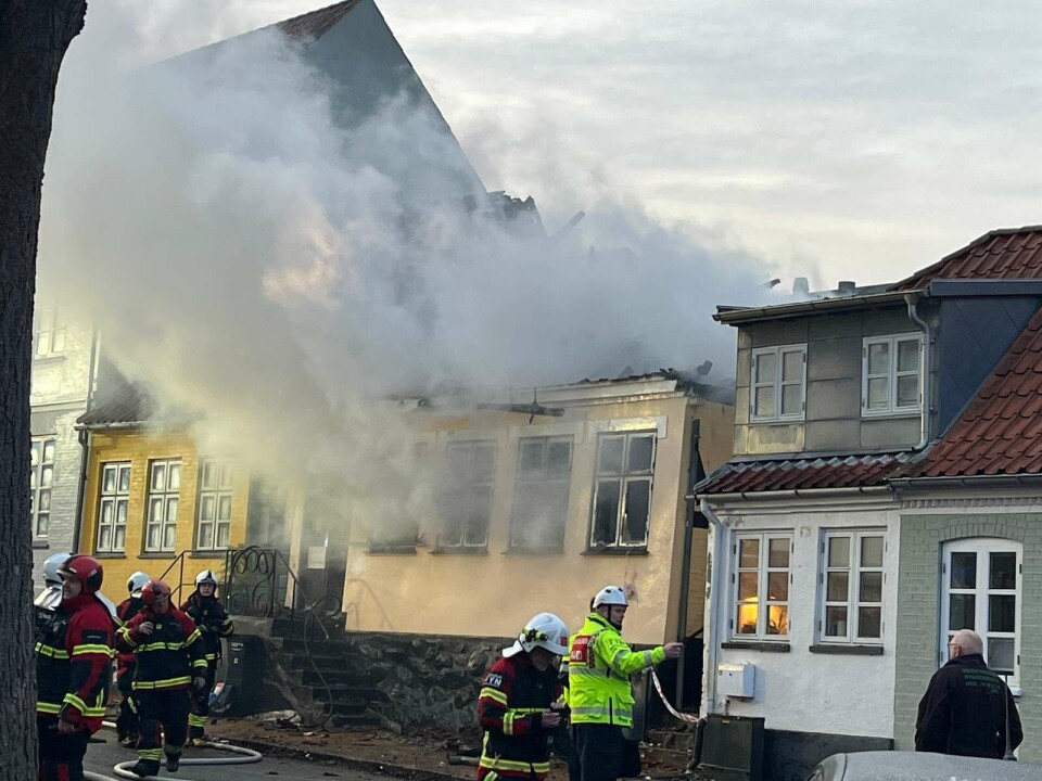 En byhus på Adelgade i Assens var helt overtændt, da brandfolk ankom til stedet.