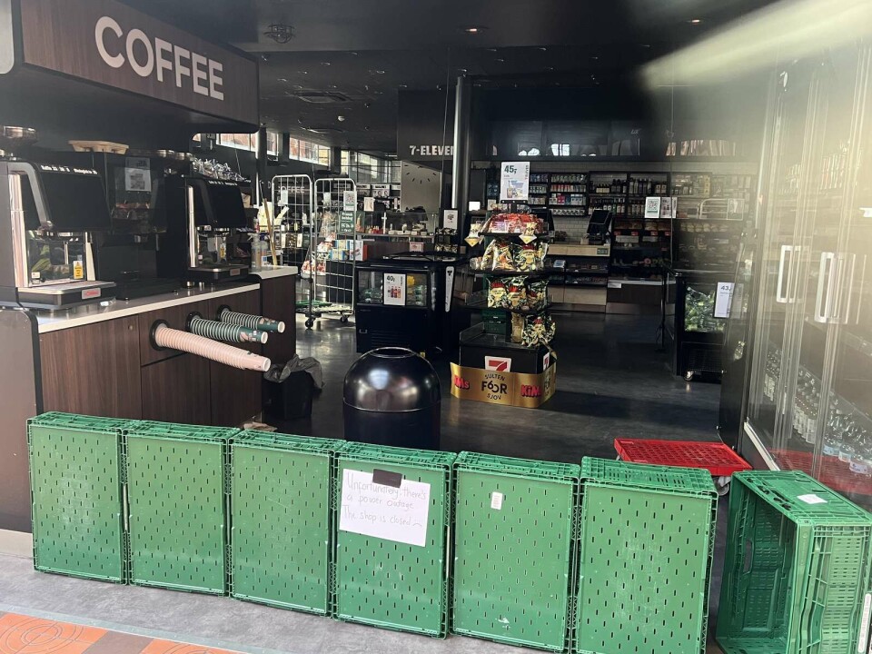 På Københavns Hovedbanegård er 7Eleven ramt af nedbruddet, og butikken er mørkelagt.