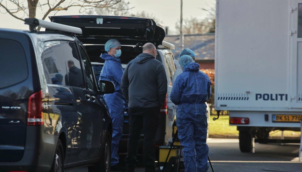 En person er fundet død i en lejlighed.