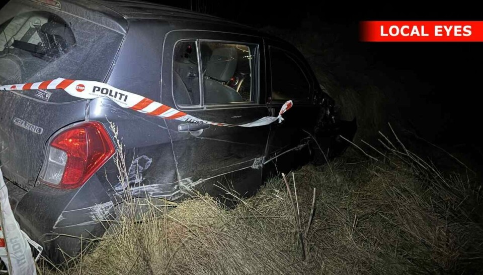 Personbilen røg i grøften efter sammenstødet.