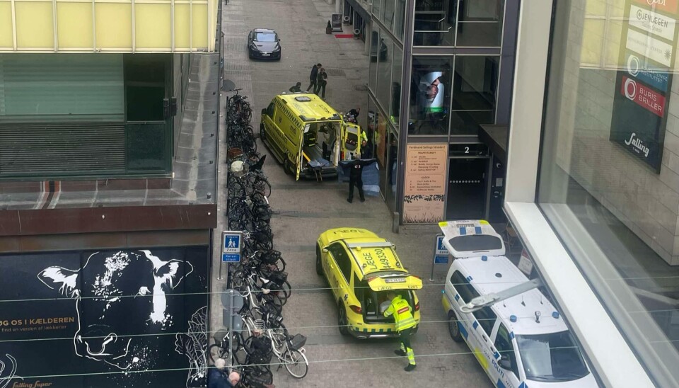 Manden landede på asfalten i Ferdinand Sallins Stræde efter et spring fra en bygning.