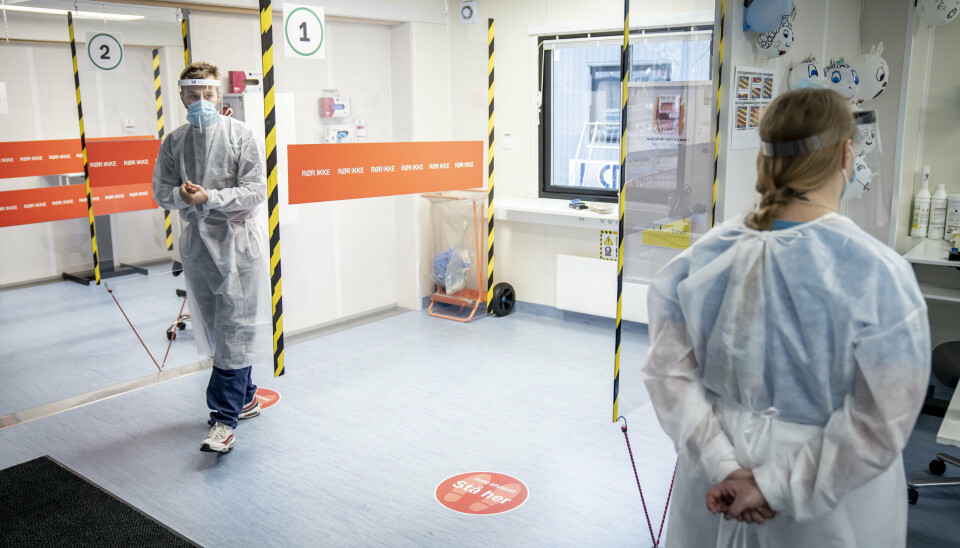 Omkring 19.000 personer i Danmark siden marts 2020 og frem til marts i år anmeldt en arbejdsskade relateret til covid-19. De fleste er ansatte på hospitaler eller institutioner. (Arkivfoto).