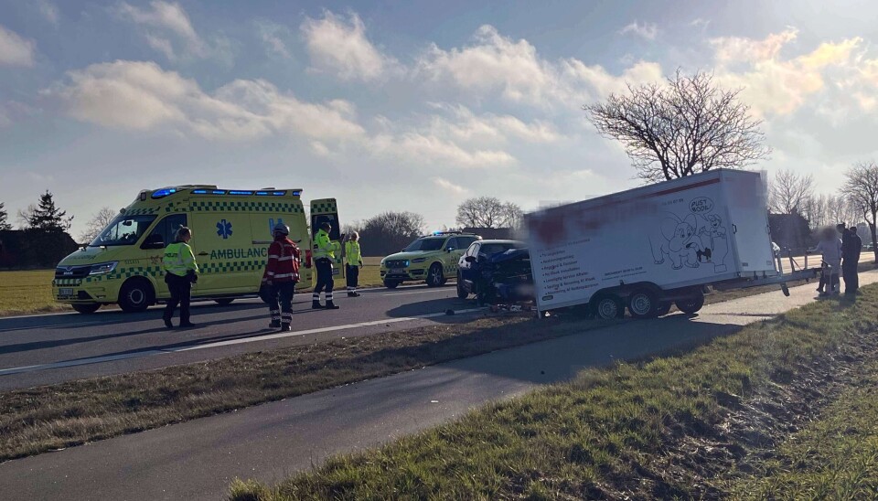 Manden kørte direkte ind i den parkerede trailer, der stod i siden af vejen.