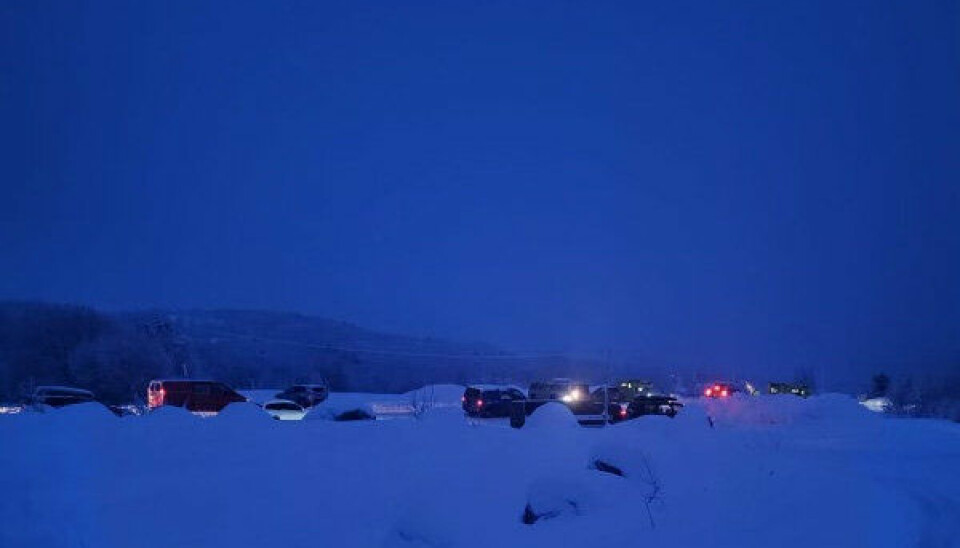 En udenlandsk gruppe på tre mennesker blev taget med i sneskred. En mand formåede selv at ringe til myndigheder fra sin mobiltelefon, selv om han var begravet i sne.