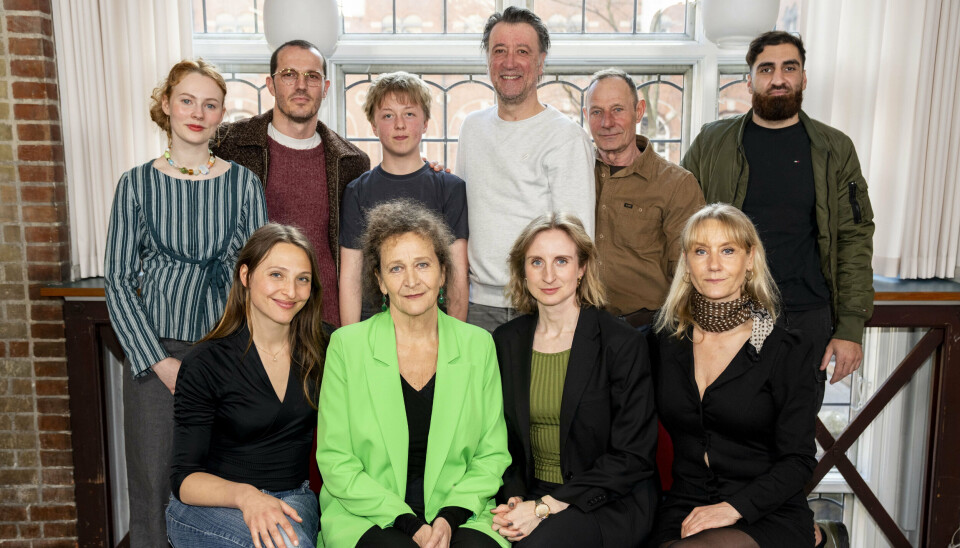 Skuespillere i mange aldre medvirker i DR-serien 'Generationer'. Bageste række fra venstre: Olga Schultz, Simon Sears, Isi Gren-Sørensen, Gordon Kennedy, Jan Linnebjerg, Albert Arthur-Amiryan. Forreste række fra venstre: Alice Bier Zandén, Ulla Henningsen, Rikke Eberhardt Isen og Anette Støvelbæk.