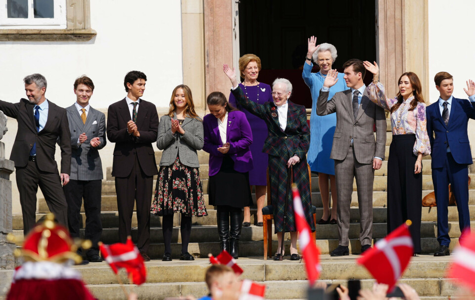 Dronning Margrethe overværer koncert af Den Kongelige Livgardes Musikkorps på Fredensborg Slot. Kongeparret og flere medlemmer af den kongelige familie deltager.