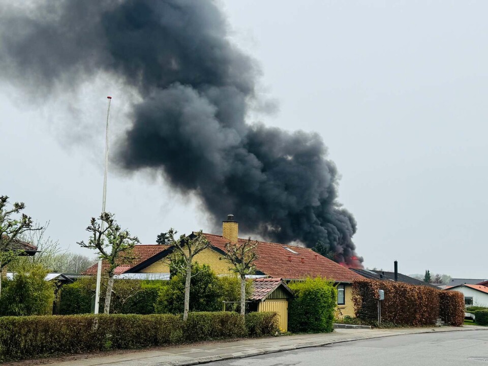 Branden er angiveligt startet i en carport.
