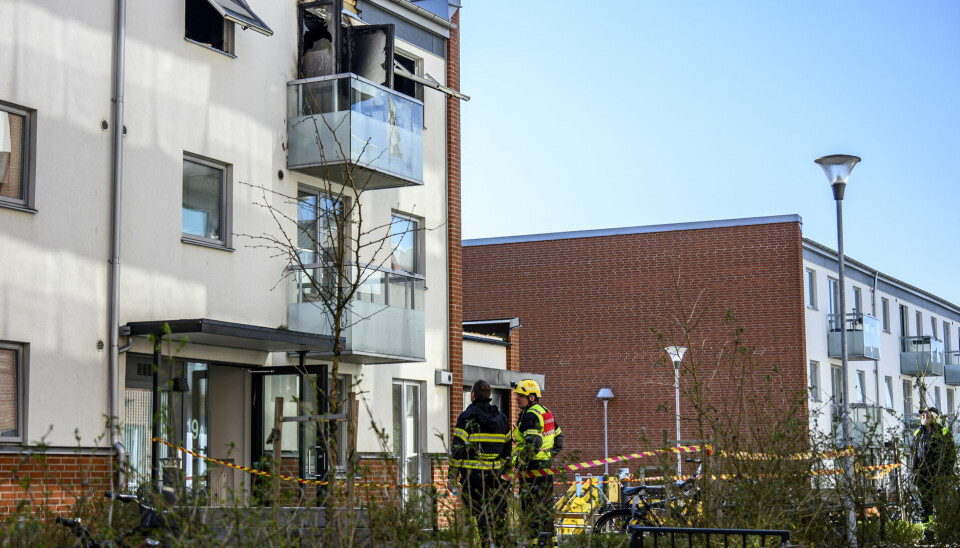 Manden og hans tiårige søn sprang ud fra balkonen øverst i ejendommen.