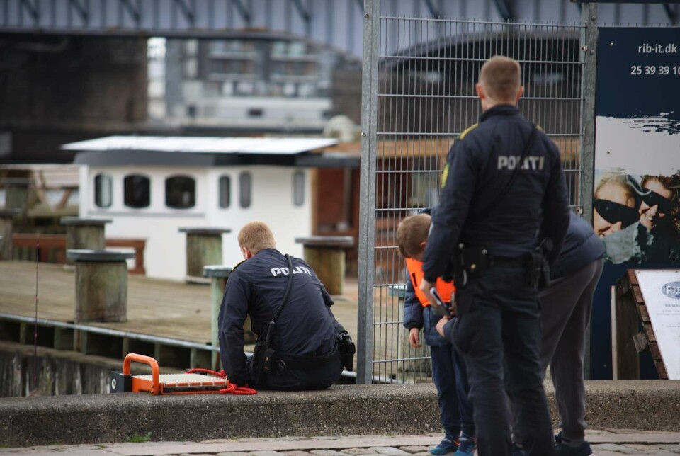 En død person blev fredag formiddag bjærget fra Limfjorden.