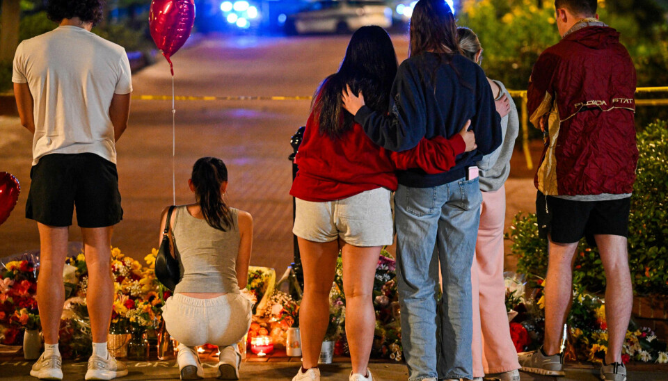 To er døde og fem personer blev kørt til behandling på hospitalet, efter at der torsdag fandt et skyderi sted på Florida State University i Tallahassee i USA.