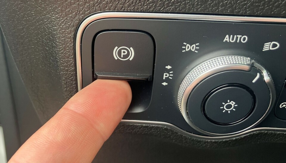 Aktiverer du den elektroniske håndbremse mens du kører, så standser bilen.