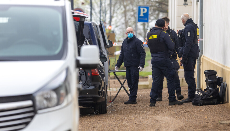 En 22-årig mand blev natten til søndag stukket ned foran Skovridderkroen i Charlottenlund nord for København.