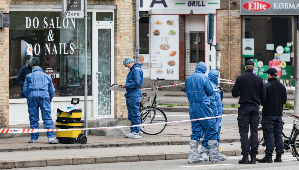 Politiet var mandag til stede ved en neglesalon i København NV, hvor der var sket en eksplosion natten til mandag.