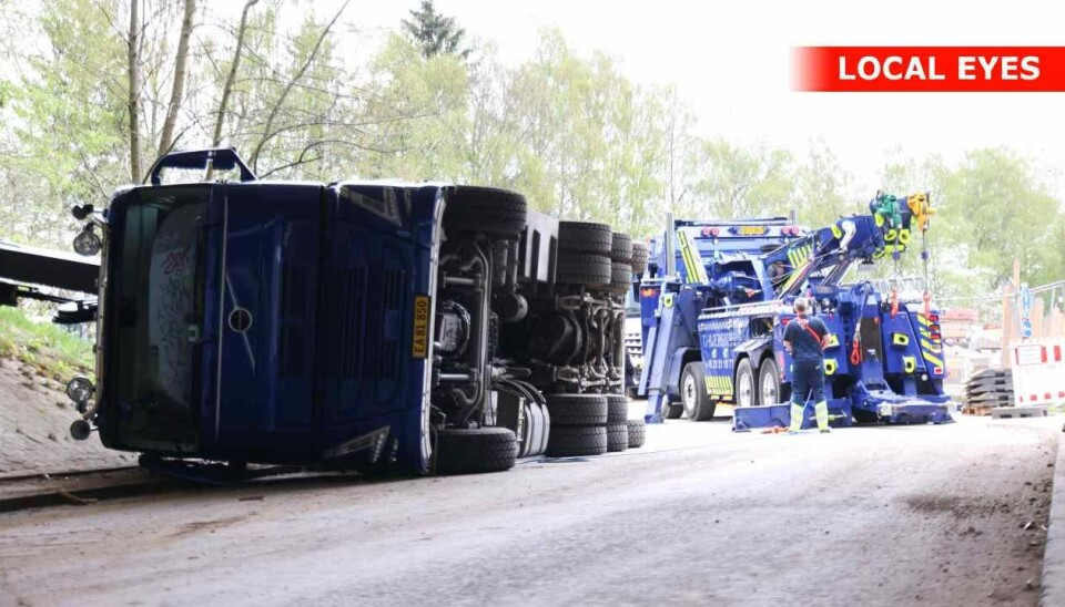 Lastbilen væltede om på siden ved sammenstødet.