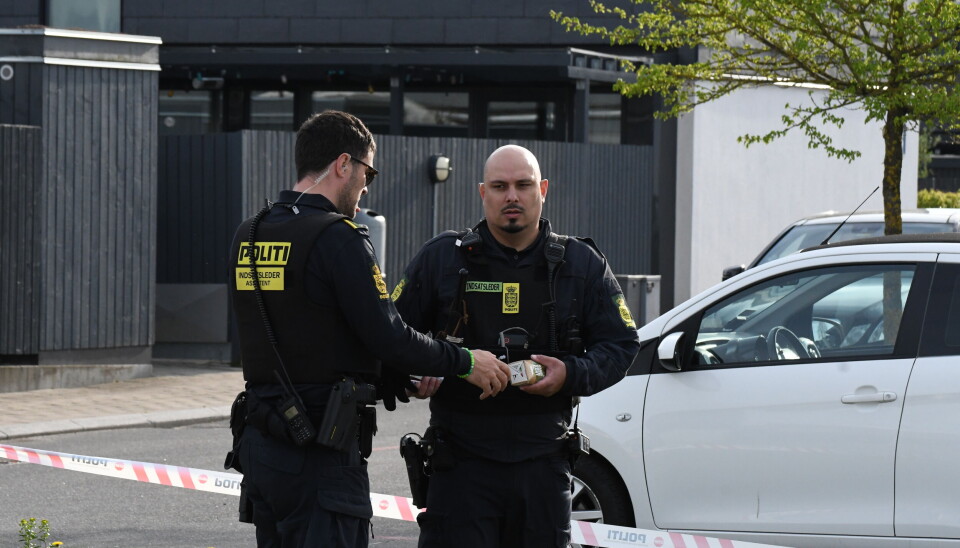Politiet beder folk holde sig inden døre på grund af den fundne håndgranat.