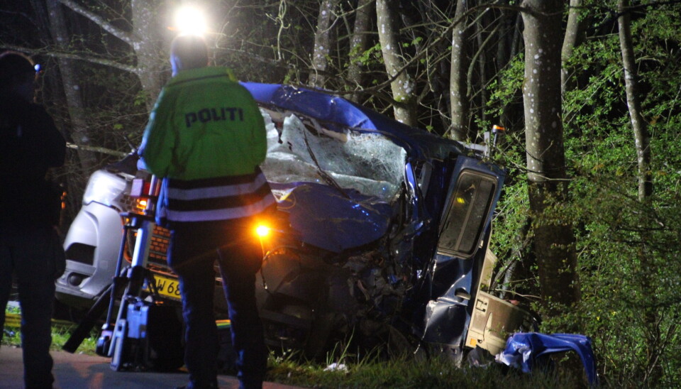 Føreren blev efter ulykken fløjet til rigshospitalet med alvorlige skader på begge ben - han meldes dog uden for livsfare.