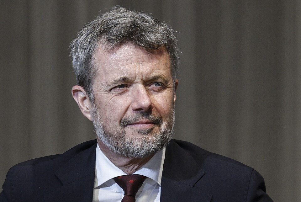 Kong Frederik er i øjeblikket på tiltrædelsesbesø i Japan og når kun lige hjem, inden han mandag rejser til Grønland.