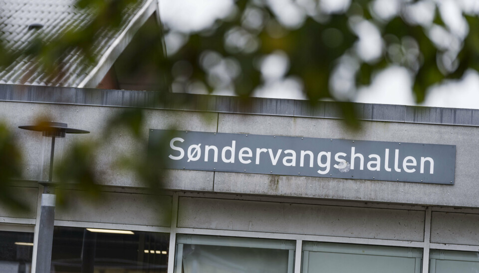 Seks personer har været sigtet i en sag om drab ved Søndervangshallen i Birkerød. Tre af dem er blevet tiltalt, en er fortsat sigtet, og politiet har frafaldet sigtelsen mod de sidste to.