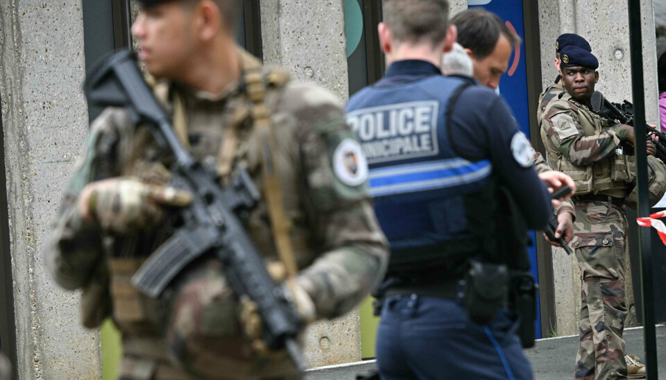 Politi og militær er massivt til stede ved gymnasiet Notre-Dame de Toutes-Aides i byen Nantes i det nordvestlige Frankrig, hvor en gymnasieelev torsdag har stukket en medstuderende ihjel og såret tre andre.