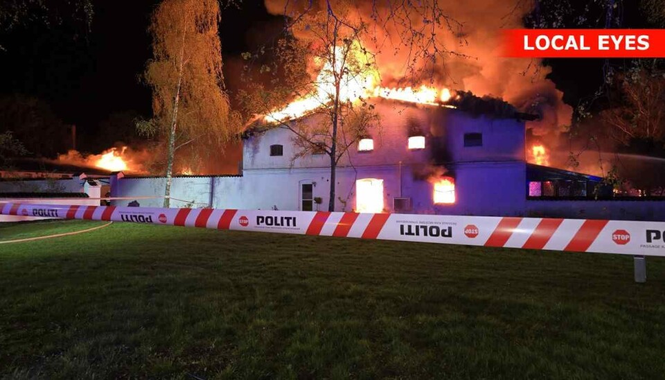 25 personer er evakueret efter branden brød ud i denne landejendom tidligt fredag morgen.