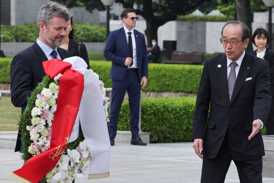 Kong Frederik lægger en krans ved Hiroshima Peace Memorial Park i Japan. Her deltog han i mindehøjtidelighed for ofrene for de atombomber, de for 80 år siden blev kastet over Hiroshima og Nagasaki.