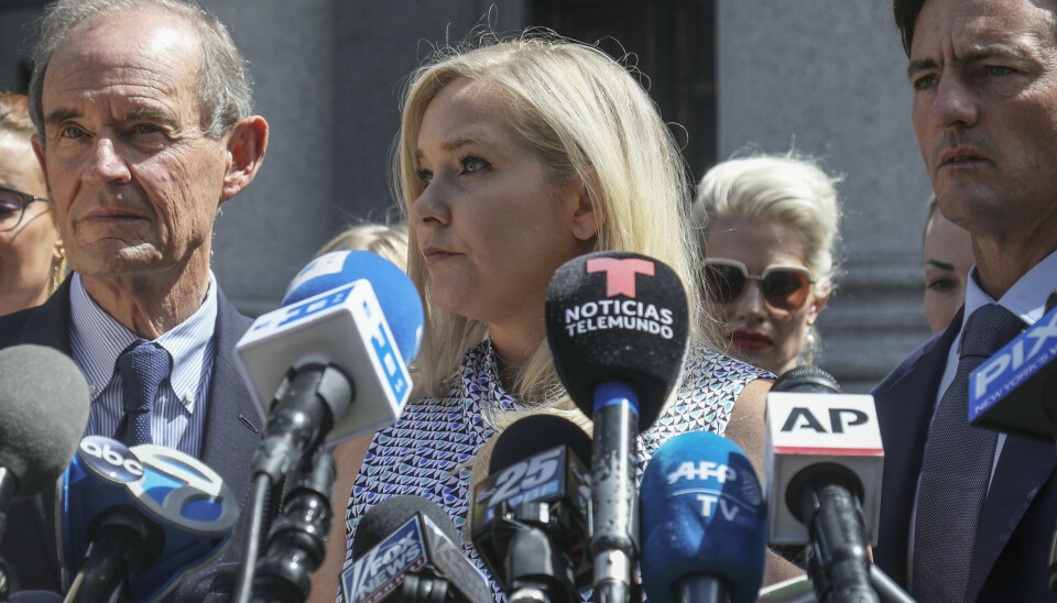Virginia Giuffre ses her foran en retssag på Manhattan i New York. Her påstod hun, at den britiske prins Andrew i 2001 havde voldtaget hende, og at rigmanden Jeffrey Epstein havde holdt hende som sexslave. (Arkivfoto).