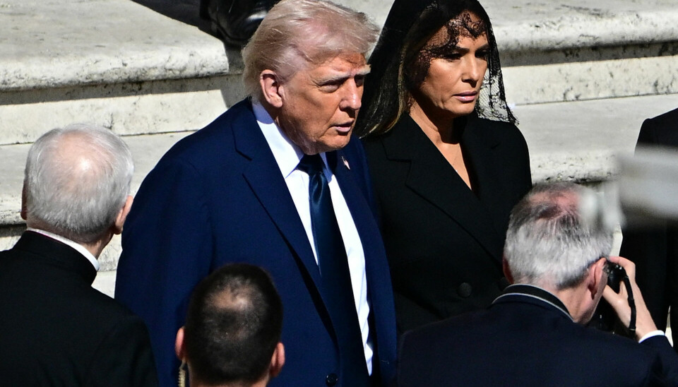 Donald Trump og hustruen Melania ankommer forud for pavens begravelse.