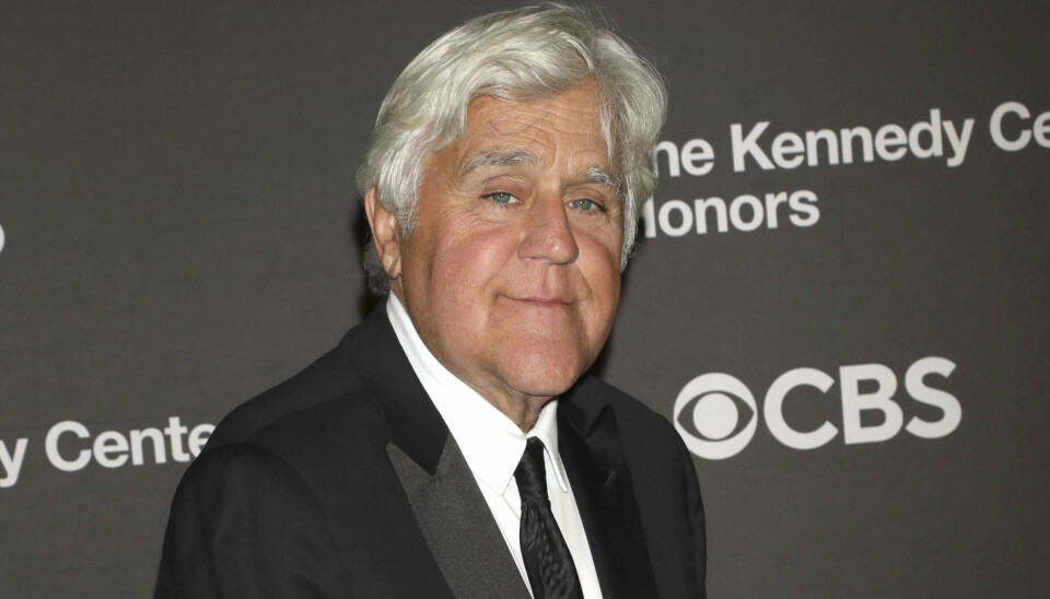 Jay Leno er især kendt fra sine mange år som vært for talkshowet 'The Tonight Show'. I nyere tid har han været vært på et bilprogram, mens han også fortsat optræder med standup.