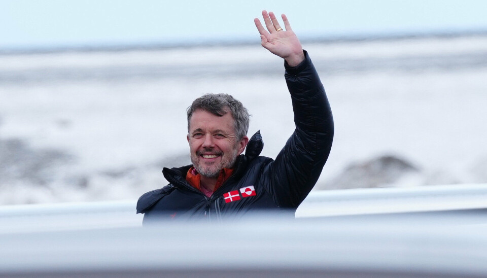 Kongen skulle oprindeligt være landet i Nuuk mandag aften lokal tid. Men grundet dårligt vejr er det blevet udskudt til tirsdag, hvor han ankom omkring klokken 10.15 lokal tid.