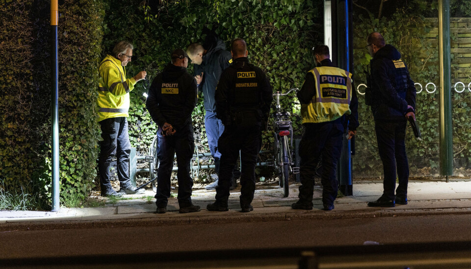 En ulykke, hvor en 68-årig kvinde blev påkørt, fandt sted ved et busstoppested i Store Magleby. Politiets kriminalteknikere lyser med lommelygter i mørket.