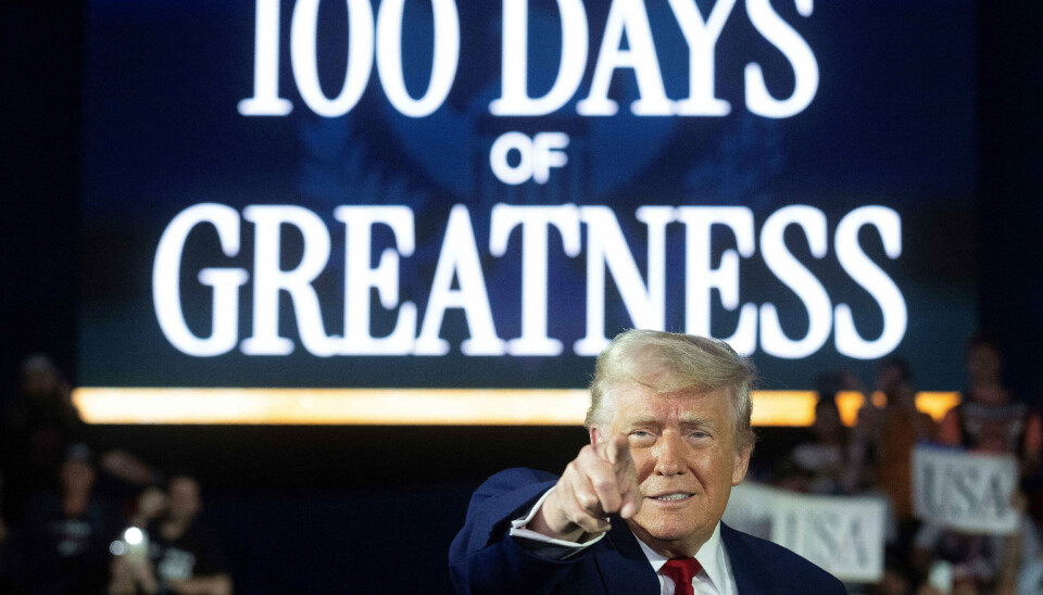 '100 dages storslåethed' (100 days of greatness, red.) står der bag den amerikanske præsident, Donald Trump, på et vælgermøde i delstaten Michigan natten til onsdag dansk tid.