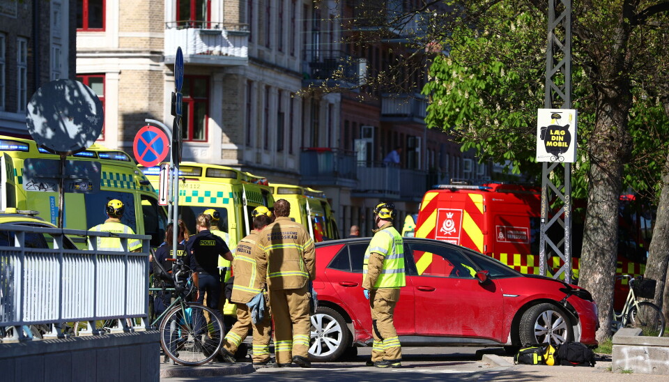 Flere personer er blevet påkørt af en bilist på Dronning Louises Bro i København onsdag eftermiddag.
