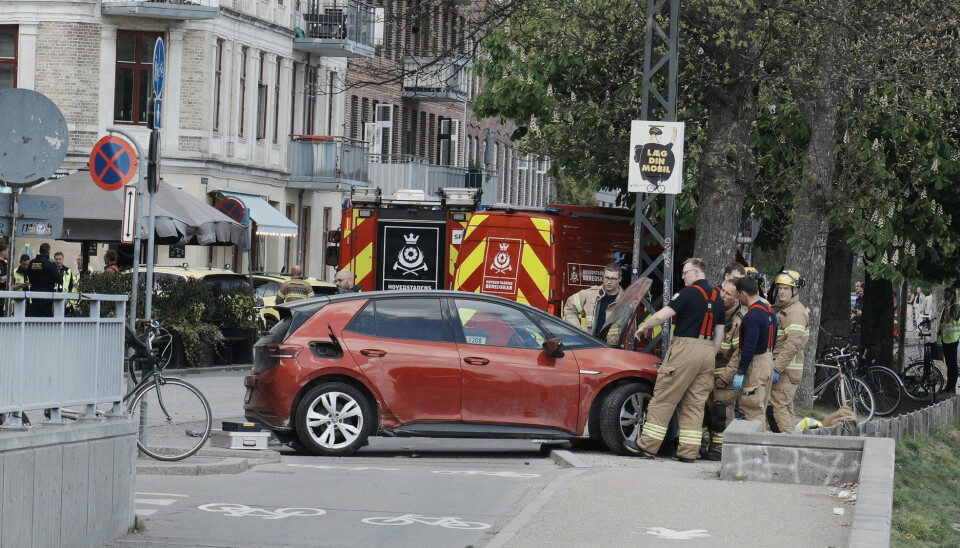 Ifølge Ekstra Bladet var en rød bil involveret i ulykken onsdag eftermiddag ved Sortedam Dossering i København, hvor fem personer er kommet til skade.